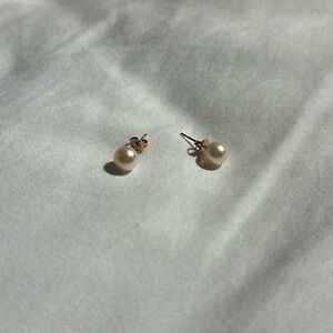 Pearl and Gold stud earrings